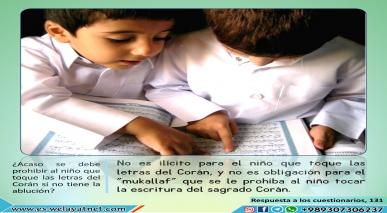 los niños y tocar el Corán